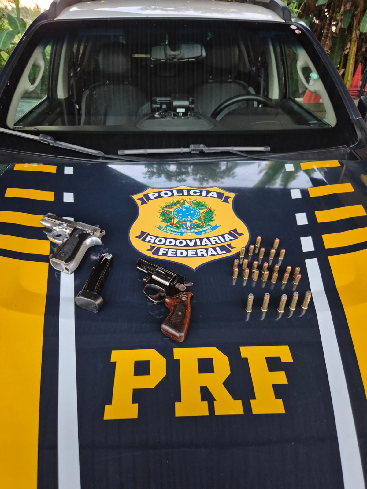 Operação da PRF na Paraíba em 11 horas resulta em prisão de foragido, apreensão de armas, drogas e carro clonado