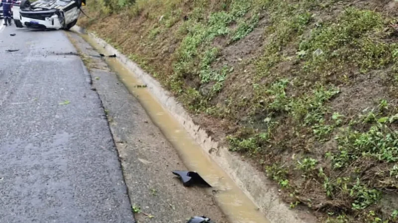 Tragédia na BR-230: Motorista de 38 anos é ejetado de veículo em capotamento fatal e PRF aponta falta de cinto de segurança como fator crucial para desfecho mortal na Paraíba