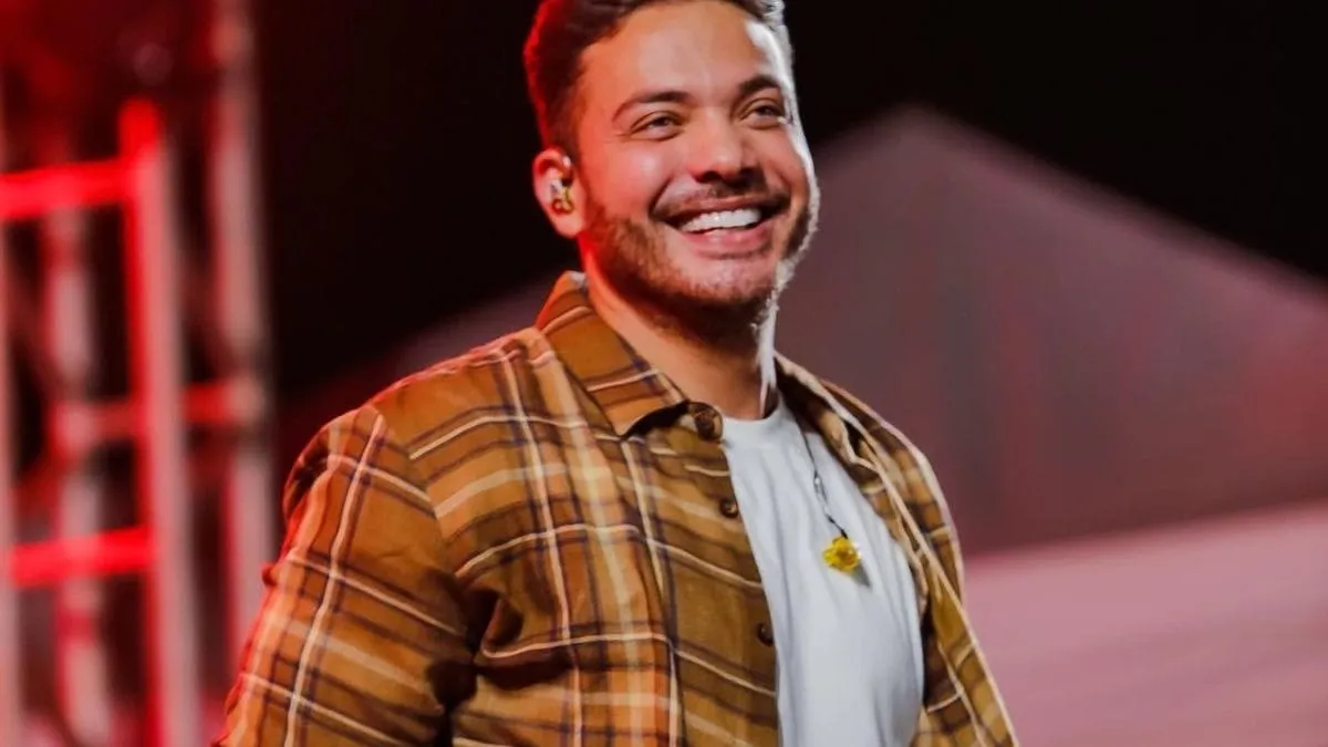 Wesley Safadão usa palco do São João de Campina Grande para alertar público sobre a escolha do voto e suas consequências duradouras, gerando intensa repercussão nas redes sociais