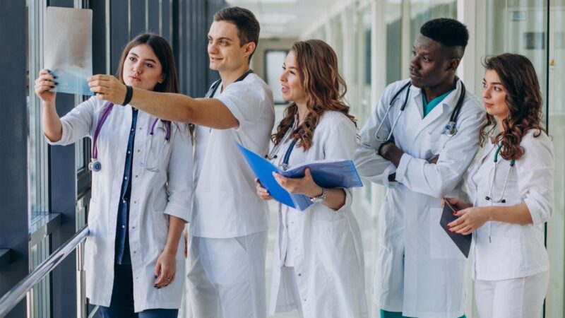 Projeto propõe suspender novos cursos de medicina por 5 anos