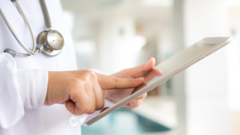 IA acelera o marketing médico e expõe quem só executa