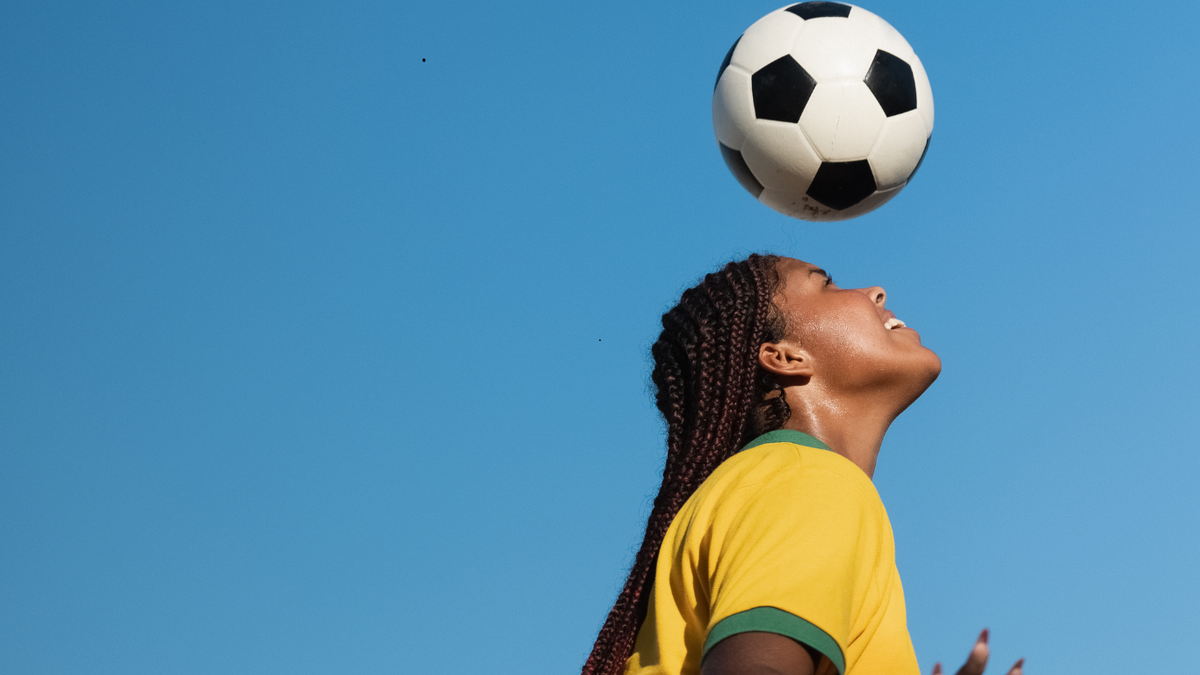Cabeceios no futebol podem trazer risco de demência