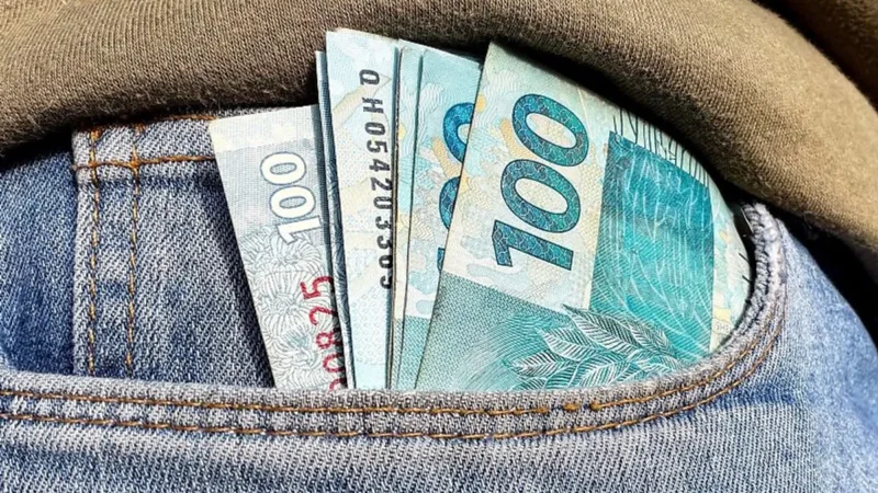 Alívio no bolso das famílias de menor renda com a desaceleração da inflação do INPC para 0,14% em junho, impactando diretamente reajustes salariais e benefícios sociais