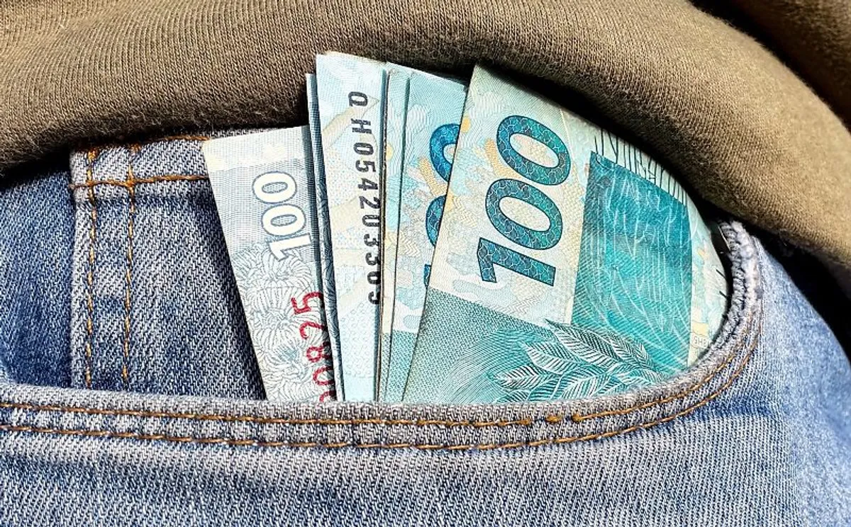 Alívio no bolso das famílias de menor renda com a desaceleração da inflação do INPC para 0,14% em junho, impactando diretamente reajustes salariais e benefícios sociais