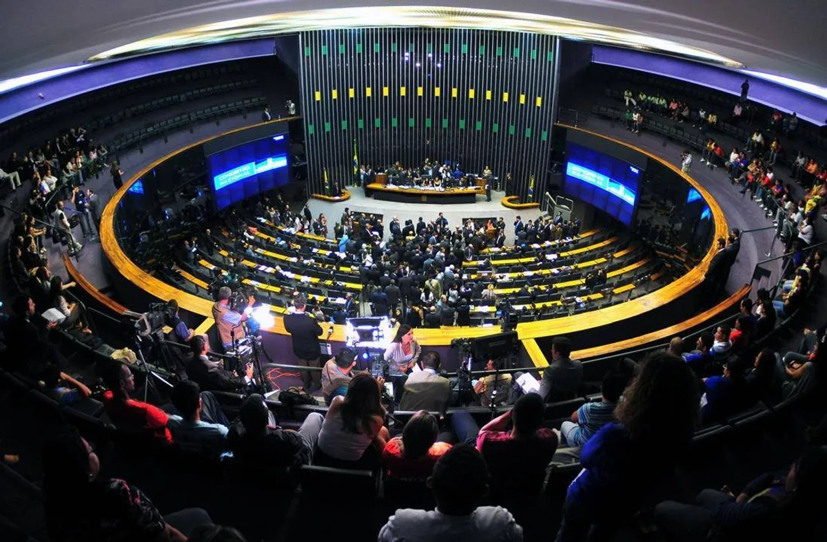 Aposentadoria especial para jornalistas avança na câmara em proposta que redefine direitos e reconhece riscos extremos da profissão no Brasil e no mundo