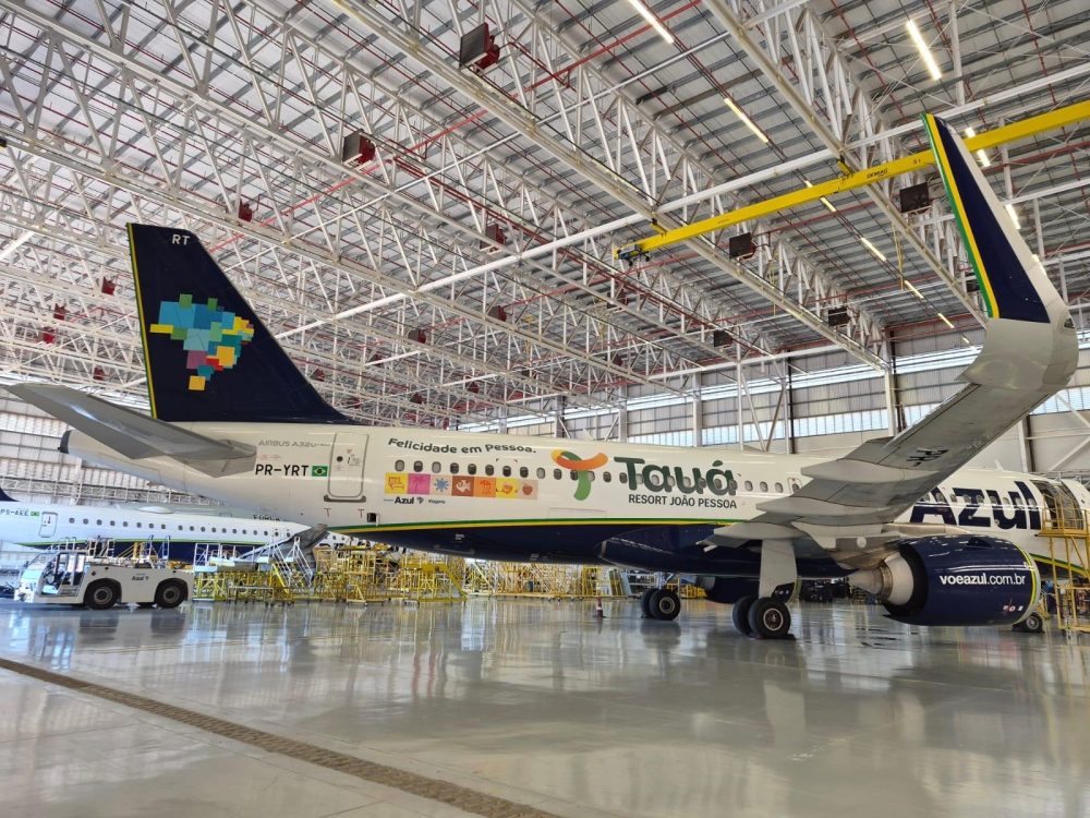 Céus tingidos de alegria: Azul Viagens e Tauá Resort João Pessoa decolam em parceria estratégica com aeronave temática exclusiva prometendo experiências inesquecíveis no Nordeste brasileiro