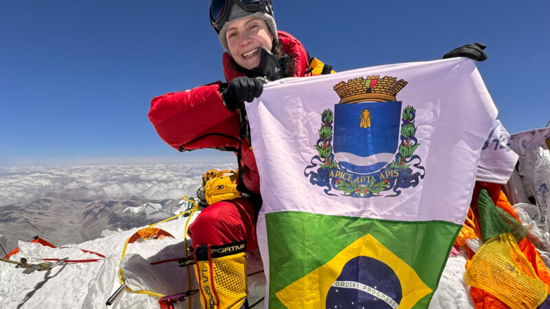 Olivia Bonfim escala Everest e Lhotse e entra no Guinness