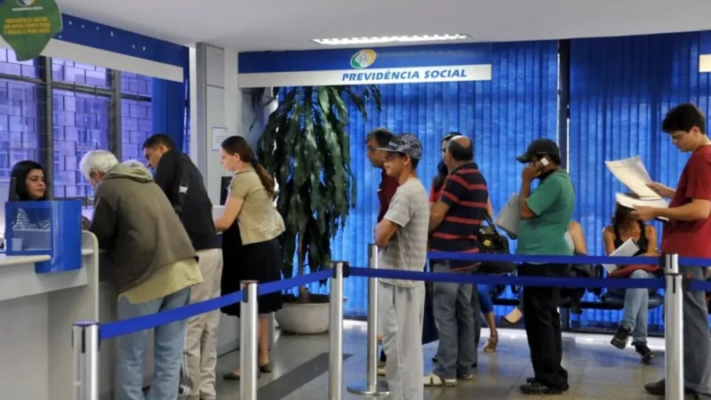 Brasileiros com 55 anos podem garantir aposentadoria no INSS antes da idade mínima da reforma, conheça os critérios e evite a espera prolongada