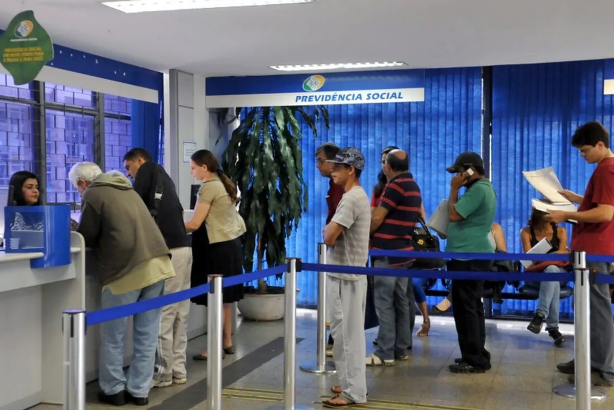 Brasileiros com 55 anos podem garantir aposentadoria no INSS antes da idade mínima da reforma, conheça os critérios e evite a espera prolongada