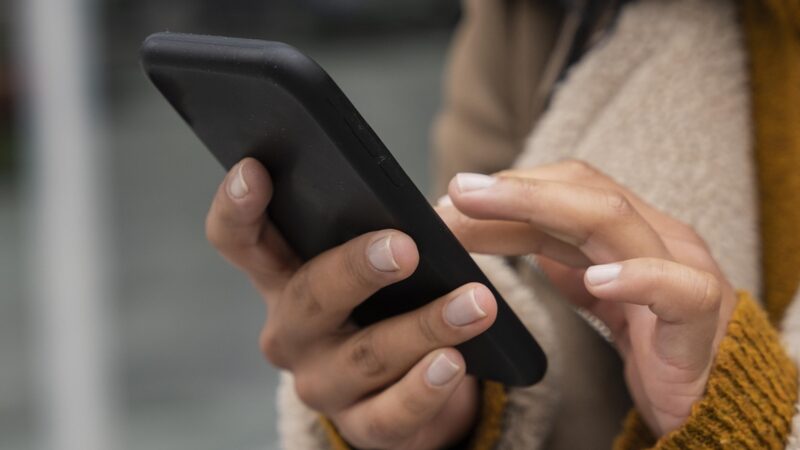 Por que os brasileiros estão adiando a compra de smartphones