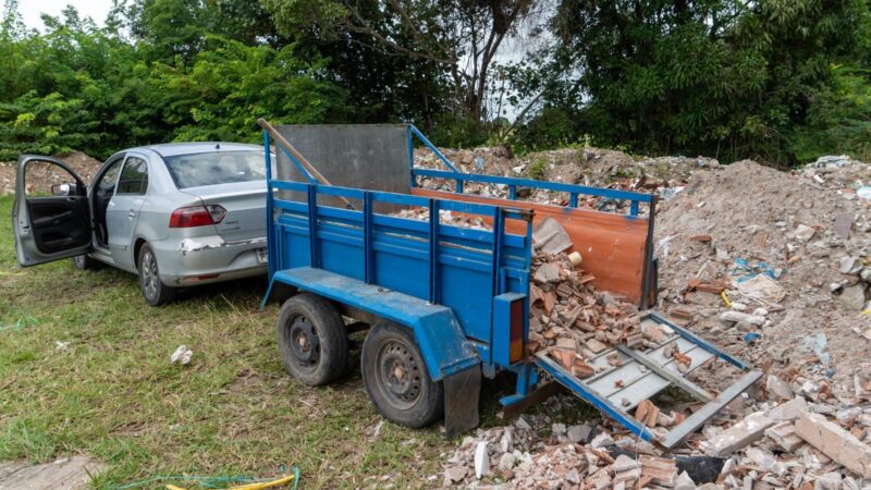 Descarte criminoso de entulhos em área protegida em João Pessoa leva três homens à prisão em flagrante chocante que expõe devastação ambiental