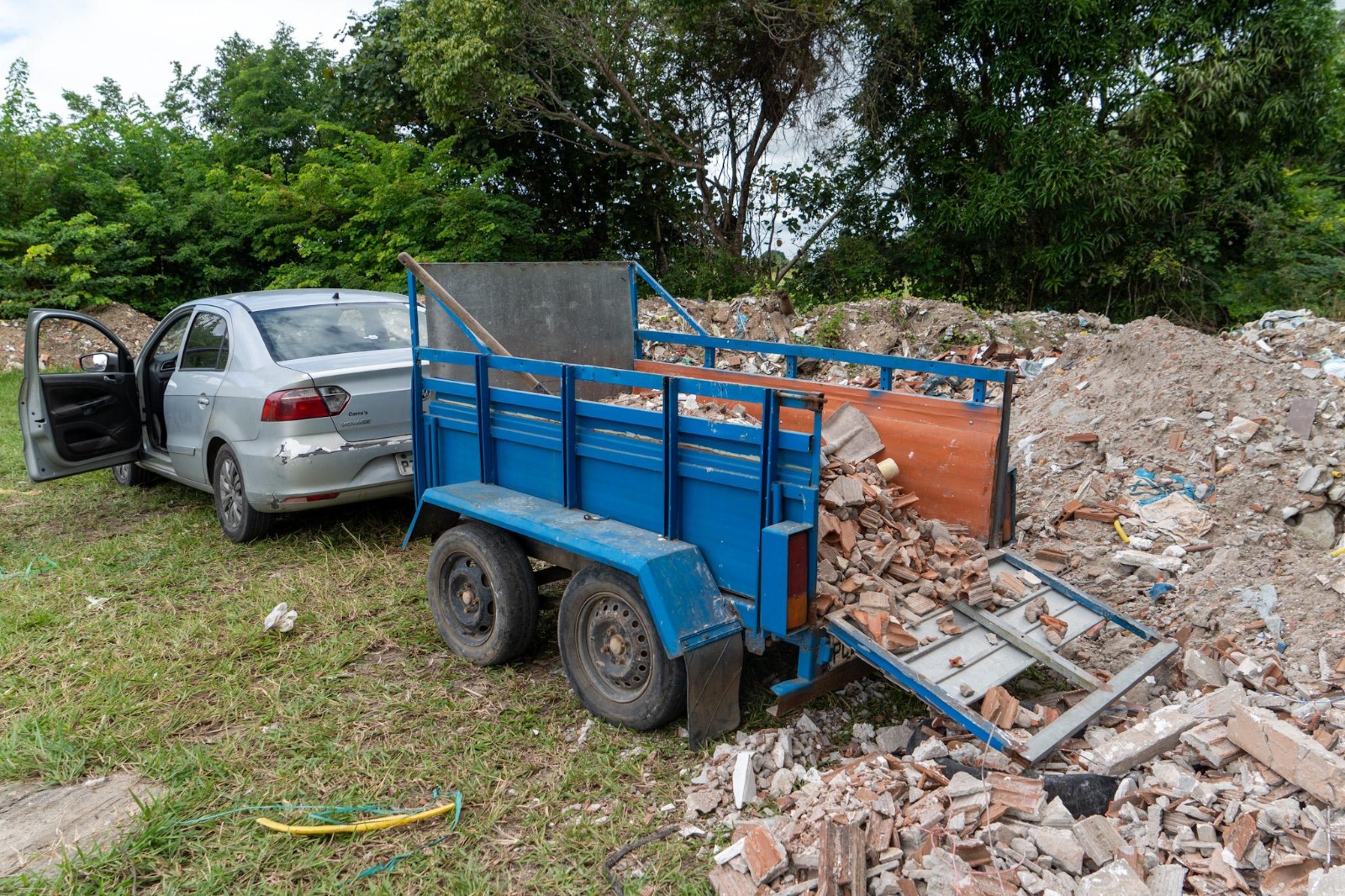 Descarte criminoso de entulhos em área protegida em João Pessoa leva três homens à prisão em flagrante chocante que expõe devastação ambiental