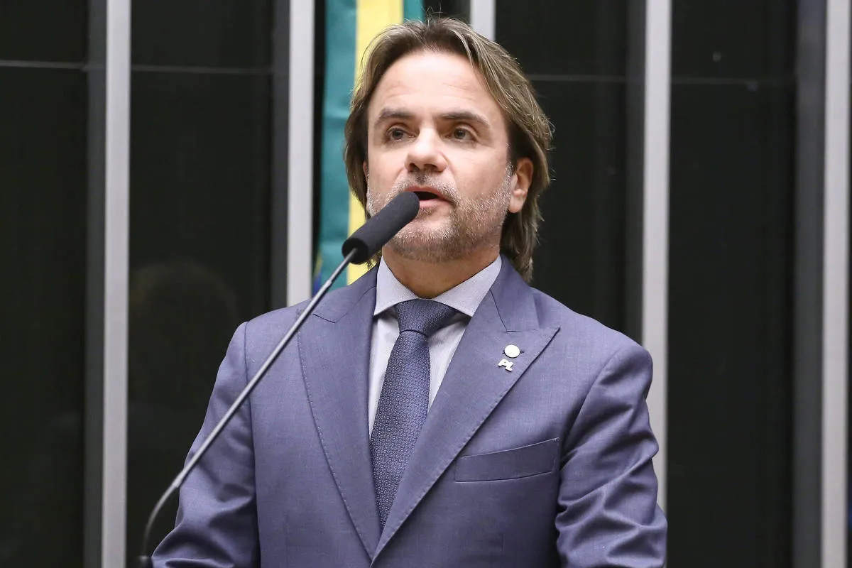 Escândalo do INSS revela teia de chantagem e pagamentos controversos envolvendo políticos e entidade rural, com desdobramentos surpreendentes da Polícia Federal