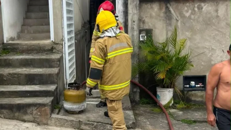 Fogo atinge residência em Campina Grande: explosão de botijão de gás fere homem gravemente e causa destruição material no bairro Nova Brasília