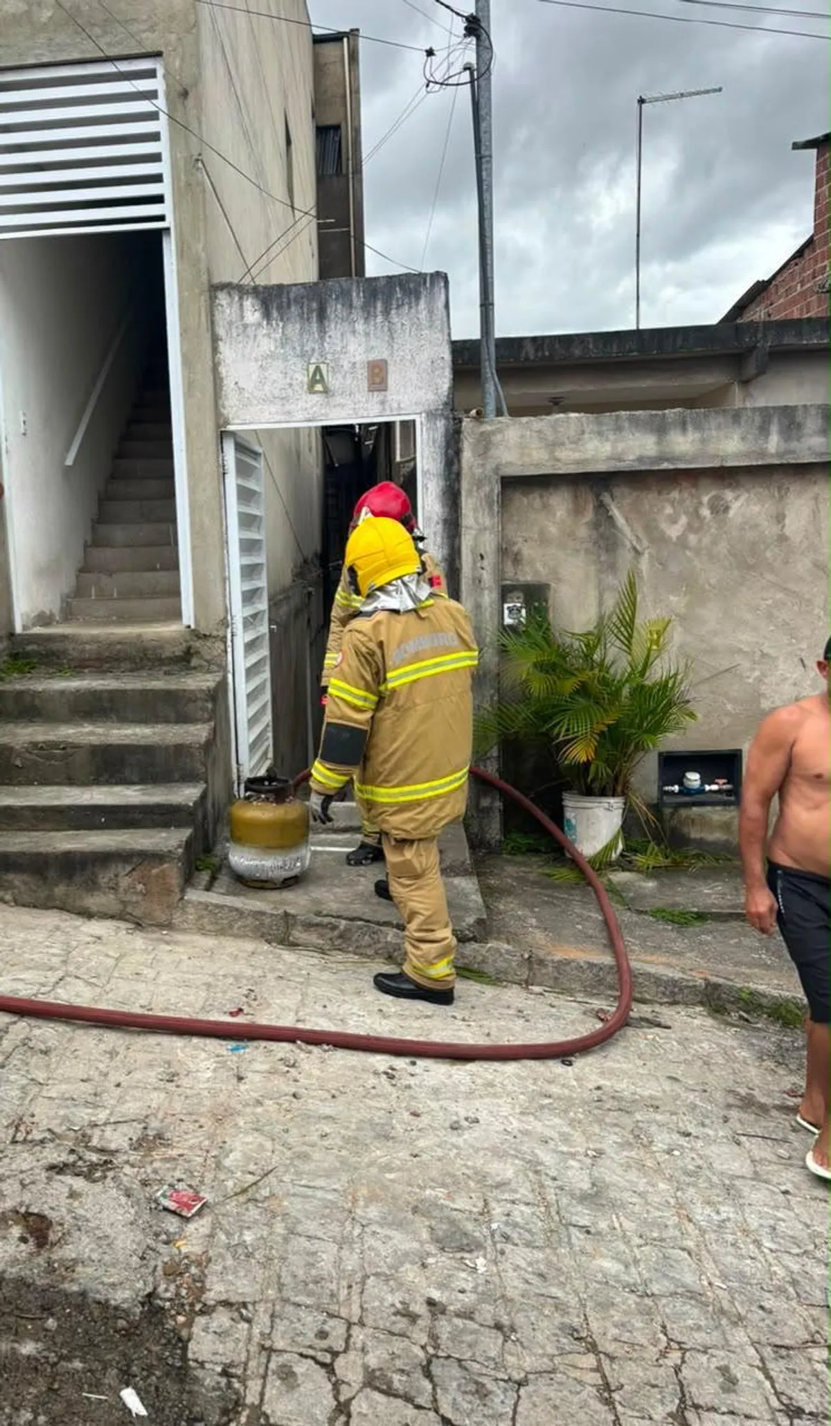 Fogo atinge residência em Campina Grande: explosão de botijão de gás fere homem gravemente e causa destruição material no bairro Nova Brasília