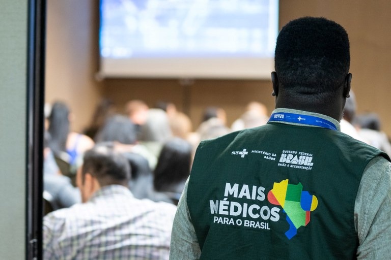 Mais médicos especialistas: governo federal intensifica programa com mais de mil vagas e Paraíba recebe cinquenta e duas oportunidades cruciais para a saúde pública