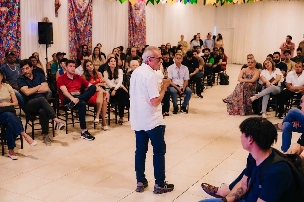 Cícero Lucena promete universalizar o Pé-de-Meia para estudantes do Ensino Médio da Paraíba e expandir programas de bem-estar animal