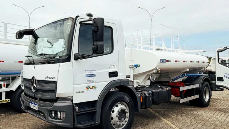 Bayuex: Prefeitura recebe pá carregadeira e caminhão-pipa para impulsionar serviços e infraestrutura urbana