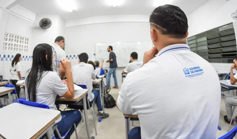 Paraíba Surpreende: Salário Inicial de Professor Ultrapassa São Paulo e Paraná, Revela Estudo do CLP