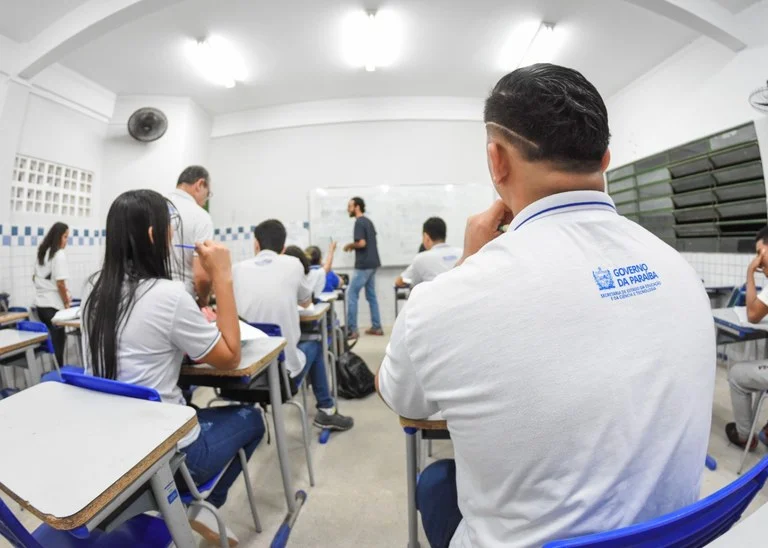 Paraíba Surpreende: Salário Inicial de Professor Ultrapassa São Paulo e Paraná, Revela Estudo do CLP