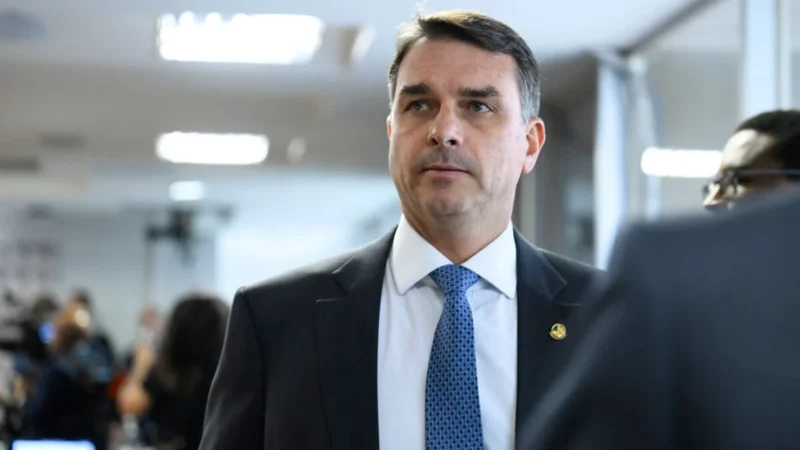 Flávio Bolsonaro envia defesa escrita à PF em investigação por calúnia contra Lula; entenda o caso