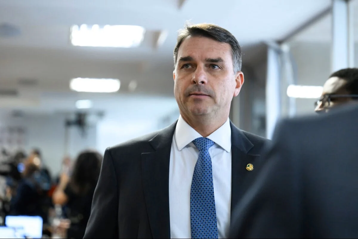 Flávio Bolsonaro envia defesa escrita à PF em investigação por calúnia contra Lula; entenda o caso