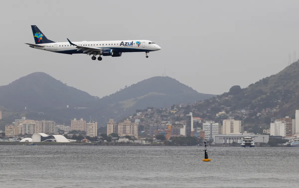 Revolução na mobilidade: Comissão da Câmara abre caminho para passagens aéreas gratuitas a milhões de aposentados do INSS em tratamento de saúde, mas a jornada legislativa ainda é longa