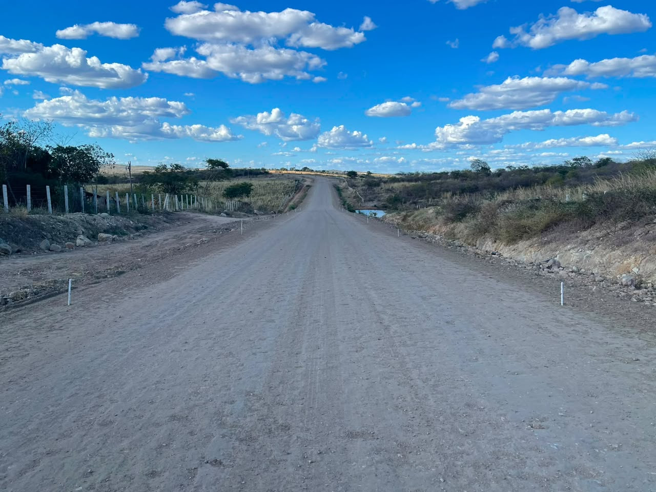 Pavimentação estratégica de 3,78 quilômetros no Alto Sertão da Paraíba promete revolucionar o escoamento agrícola e o acesso a serviços essenciais até o final do ano