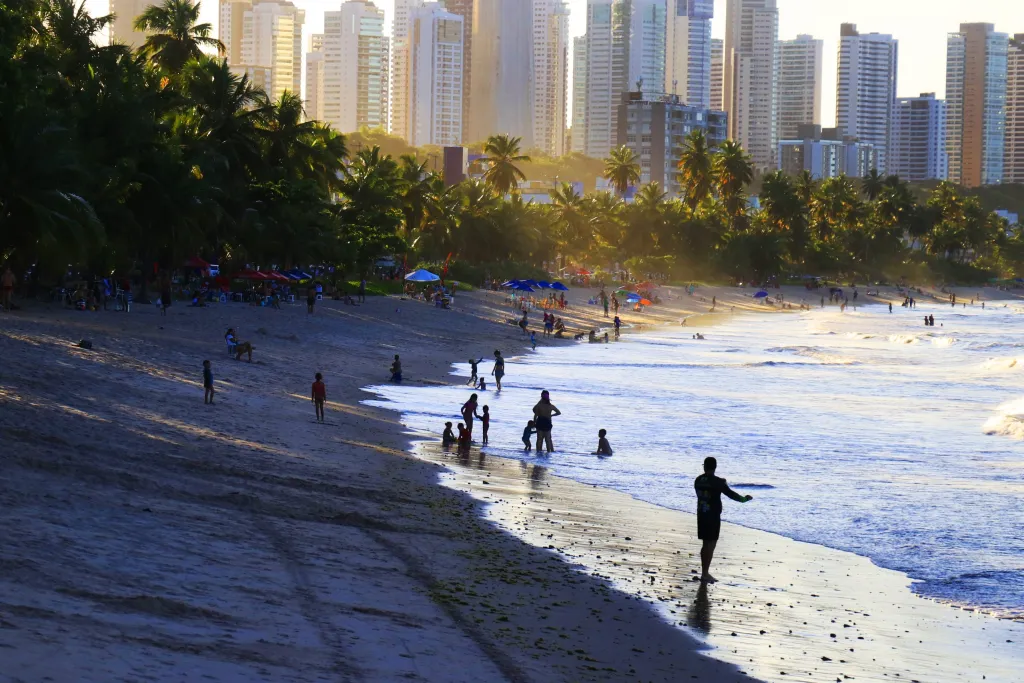 Alerta urgente para banhistas na Paraíba: entenda os riscos e os pontos críticos revelados pelo mais recente relatório de balneabilidade, com restrições delimitadas a cem metros para garantir sua segurança aquática