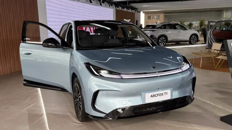 BAIC chega ao Brasil com Arcfox T1 e T5 e mira Top 5 até 2030
