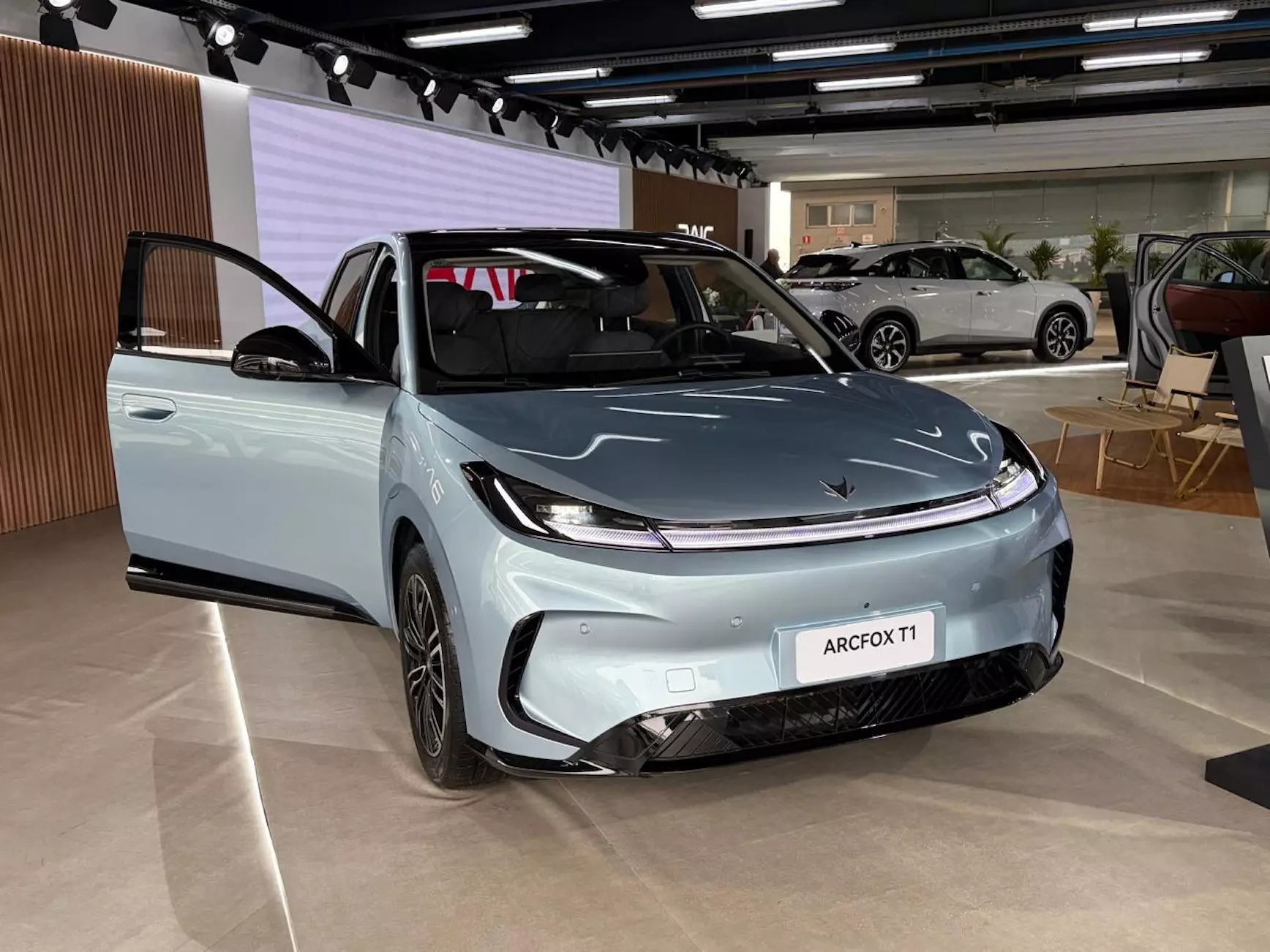 BAIC chega ao Brasil com Arcfox T1 e T5 e mira Top 5 até 2030