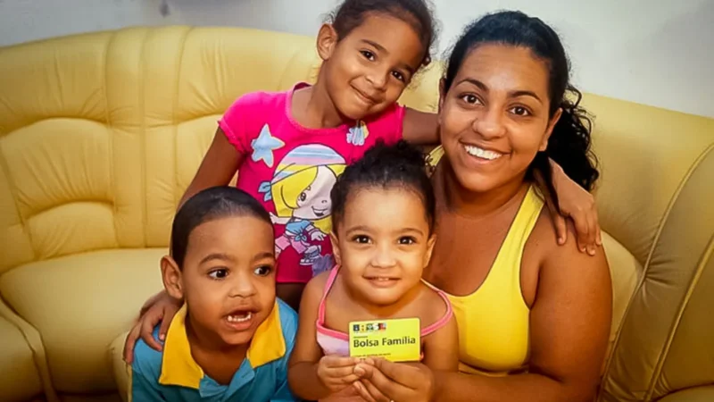 Desvende os segredos do Bolsa Família: filho maior de 18 anos pode receber o benefício sozinho? Entenda as regras cruciais de moradia e renda para garantir o auxílio sem complicações