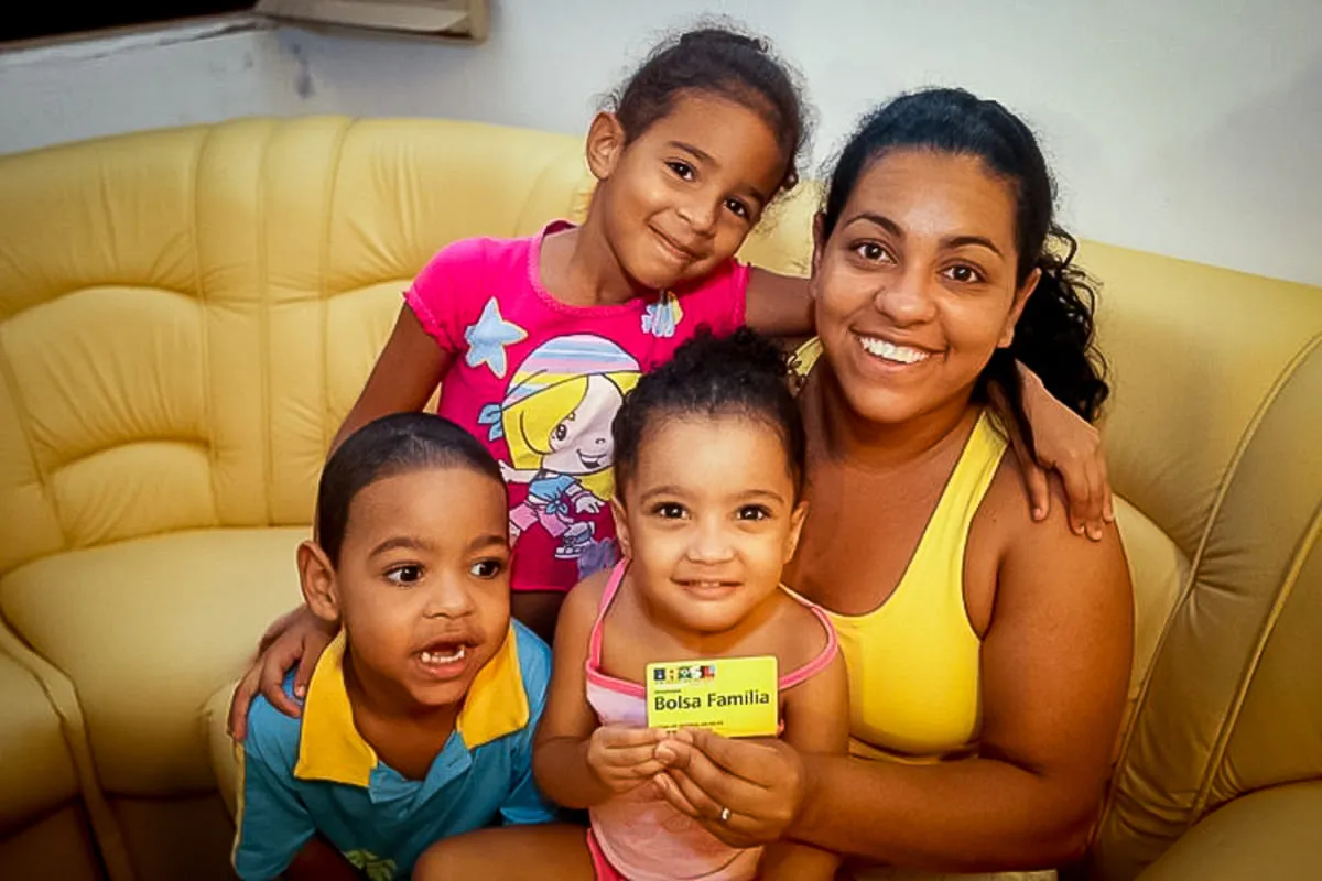 Desvende os segredos do Bolsa Família: filho maior de 18 anos pode receber o benefício sozinho? Entenda as regras cruciais de moradia e renda para garantir o auxílio sem complicações