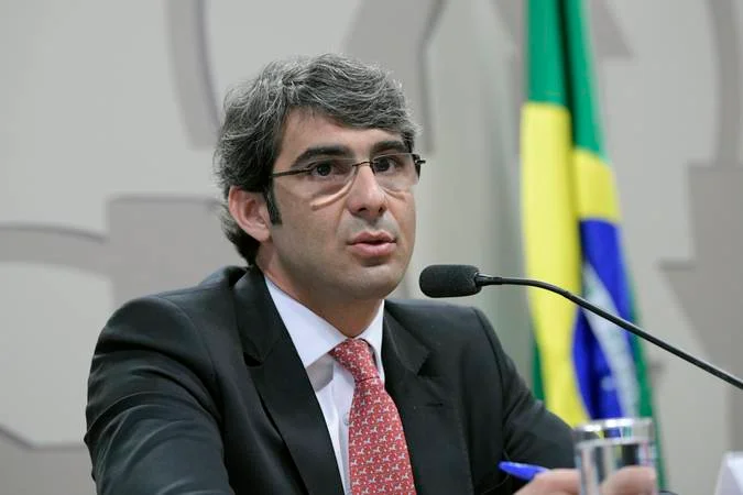 Conexões políticas surpreendentes: segundo suplente de Veneziano no senado teve indicação de Bolsonaro para a ANS, revelando articulações de alto escalão na saúde suplementar e gestão pública