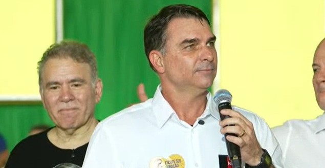 Pré-candidato à presidência, Flávio Bolsonaro defende tática enérgica e polêmica contra criminosos de celular durante convenção partidária na Paraíba