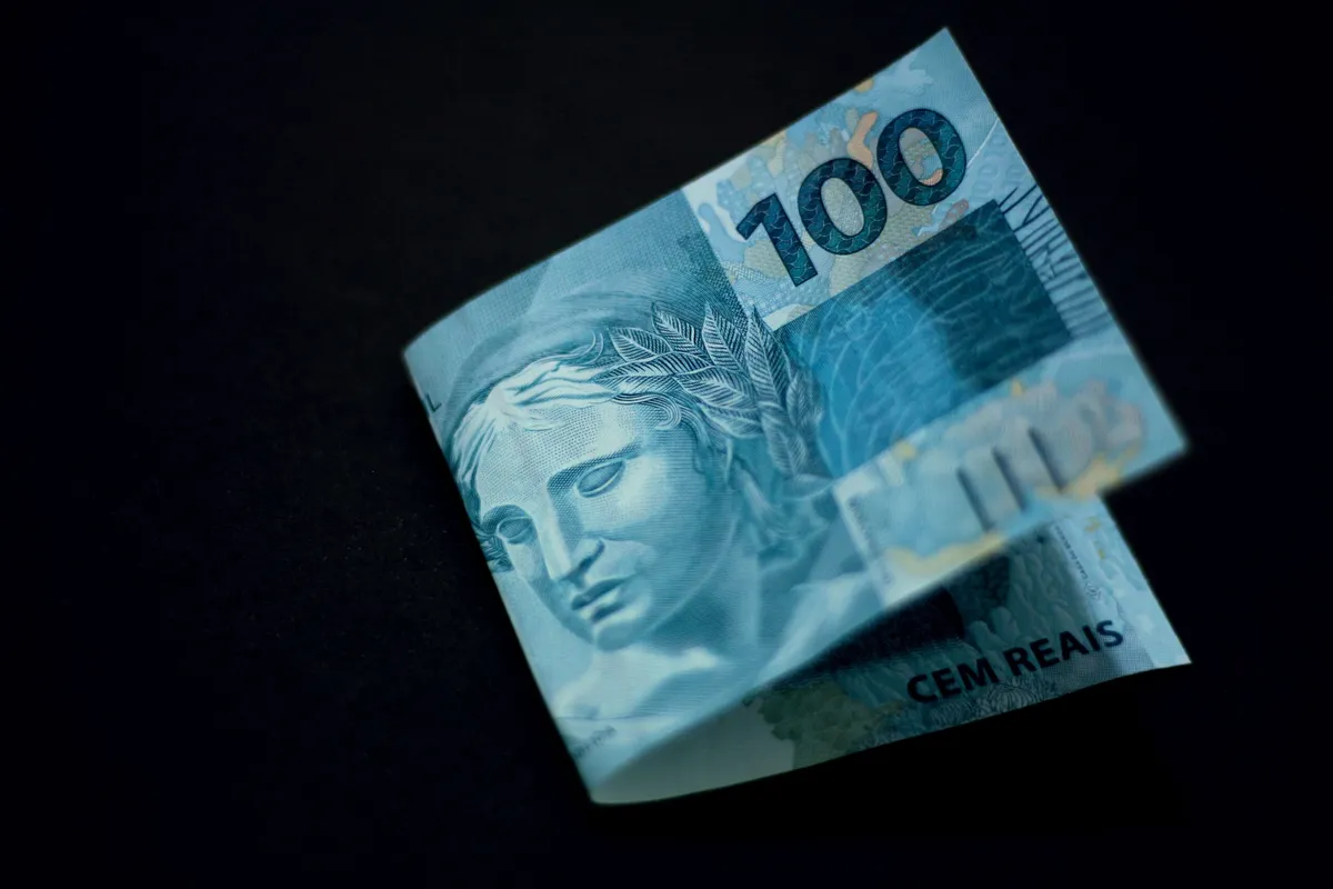 Governo federal projeta salto significativo no poder de compra do trabalhador brasileiro com salário mínimo de R$ 1.717 para 2027