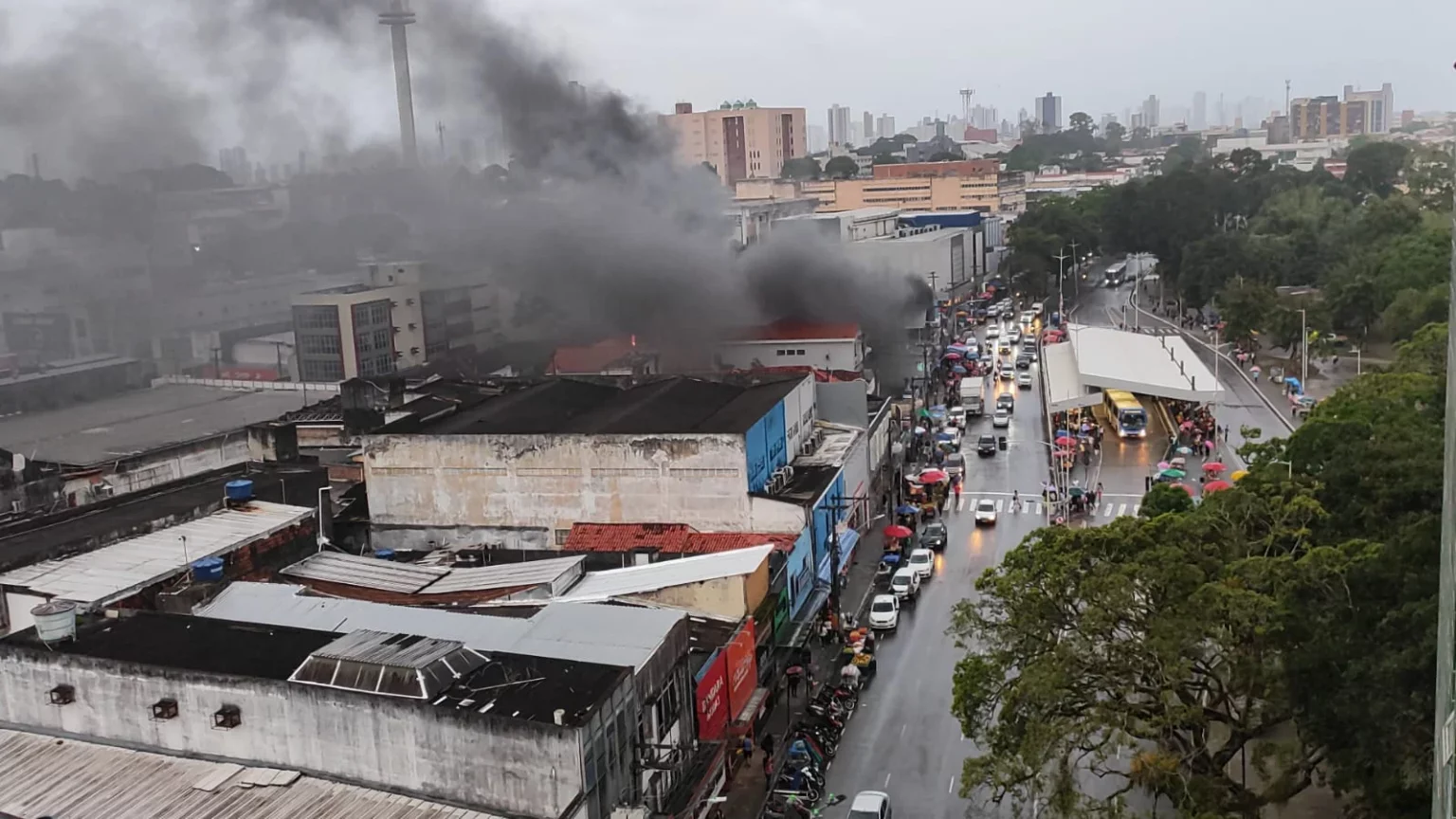 Incêndio no Centro Comercial de Passagens de JP é controlado e deixa quatro pessoas feridas