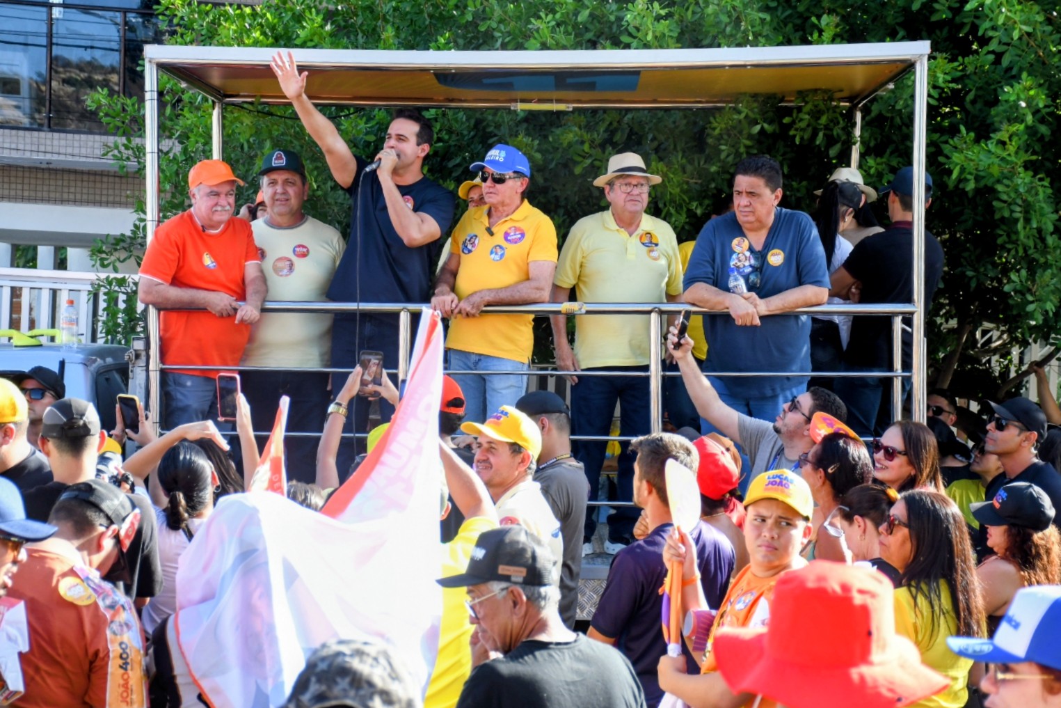 Lucas destaca investimentos em estradas, água e infraestrutura durante caravana pelo Cariri