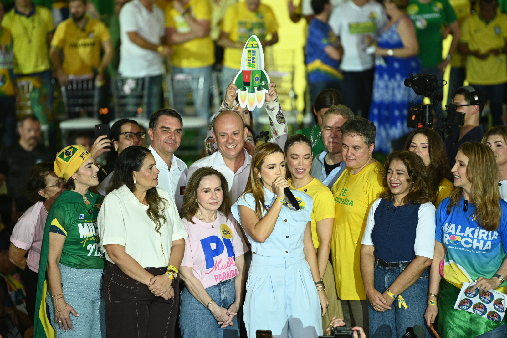 Manobra política impactante na Paraíba: Efraim Filho confirma chapa com advogada Nayana Pontes, esposa de Cabo Gilberto, para a disputa do governo estadual