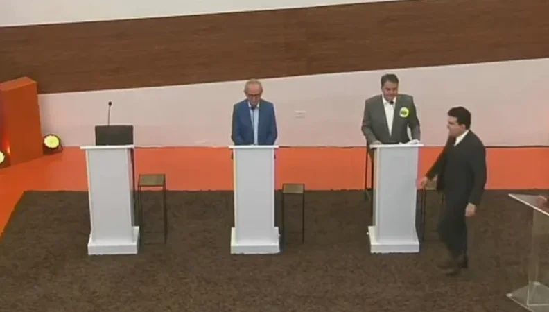 Debate TV Master: Lucas Ribeiro ausente, Cícero e Efraim criticam gestão e buscam votos em meio a ausência do governador