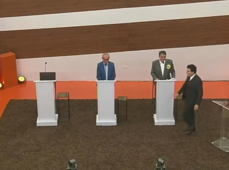 Debate TV Master: Lucas Ribeiro ausente, Cícero e Efraim criticam gestão e buscam votos em meio a ausência do governador