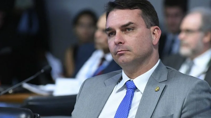 Vaza Flávio: Série revela diálogos intensos e cobranças do senador ao dono do Banco Master por verbas de filme