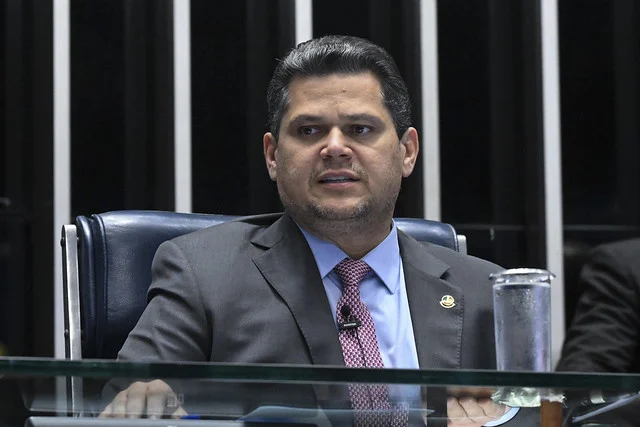 Fim da Escala 6×1: Alcolumbre Avança PEC Controversa e Acende Debate no Senado
