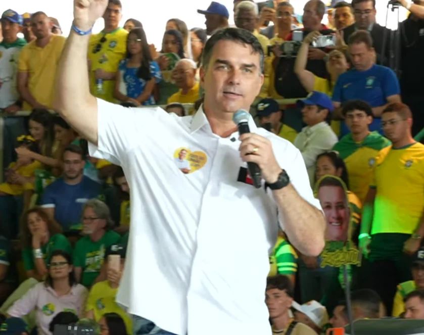 Flávio Bolsonaro dispara contra STF: “Olho com nojo” e defende mudança na Corte com 4 indicados