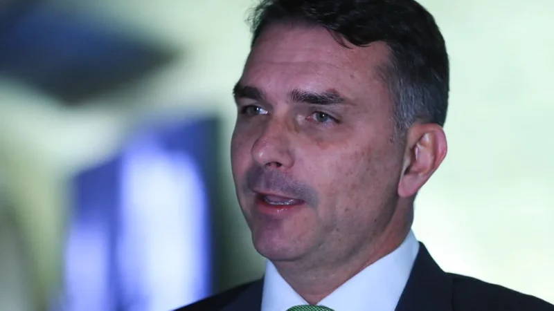 Flávio Bolsonaro busca “Modelo Bukele” de segurança pública em El Salvador para combater facções no Brasil