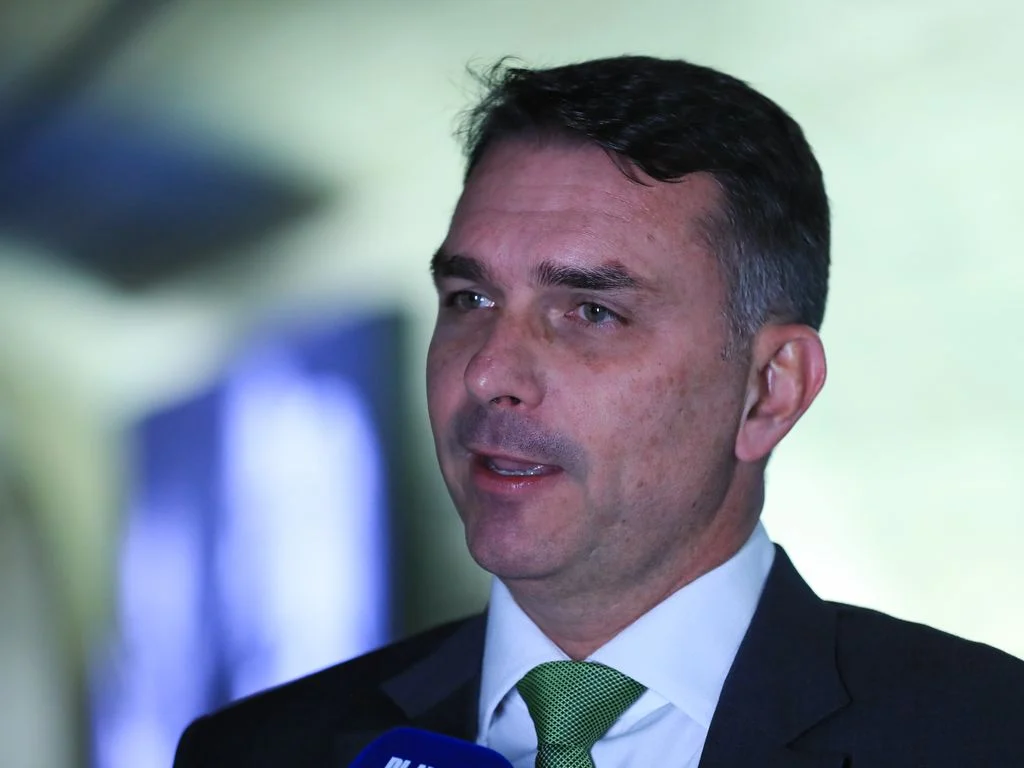 Flávio Bolsonaro busca “Modelo Bukele” de segurança pública em El Salvador para combater facções no Brasil