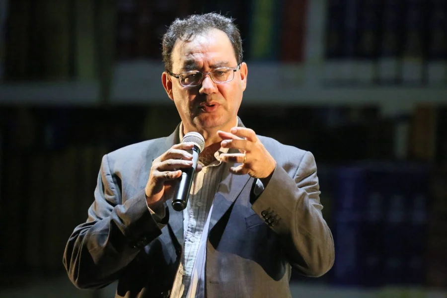 Augusto Cury propõe taxar bets em 50% e usar IA para enxugar ministérios, prometendo R$ 120 bilhões e PIB 3% maior