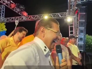 Adriano Galdino Realiza “Pesquisa ao Vivo” em Comício e Revela Surpreendente Voto em Lula em Aroeiras