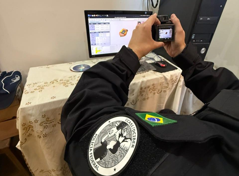 Polícia Federal efetua prisão em flagrante de investigado por armazenamento digital de material de abuso sexual infantojuvenil em Monteiro, Paraíba, durante operação