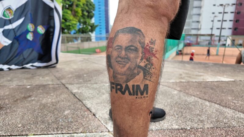 Manifestação singular: torcedor do Botafogo-PB imortaliza a face do senador Efraim Filho em tatuagem na perna, protagonizando cena inédita em convenção do PL